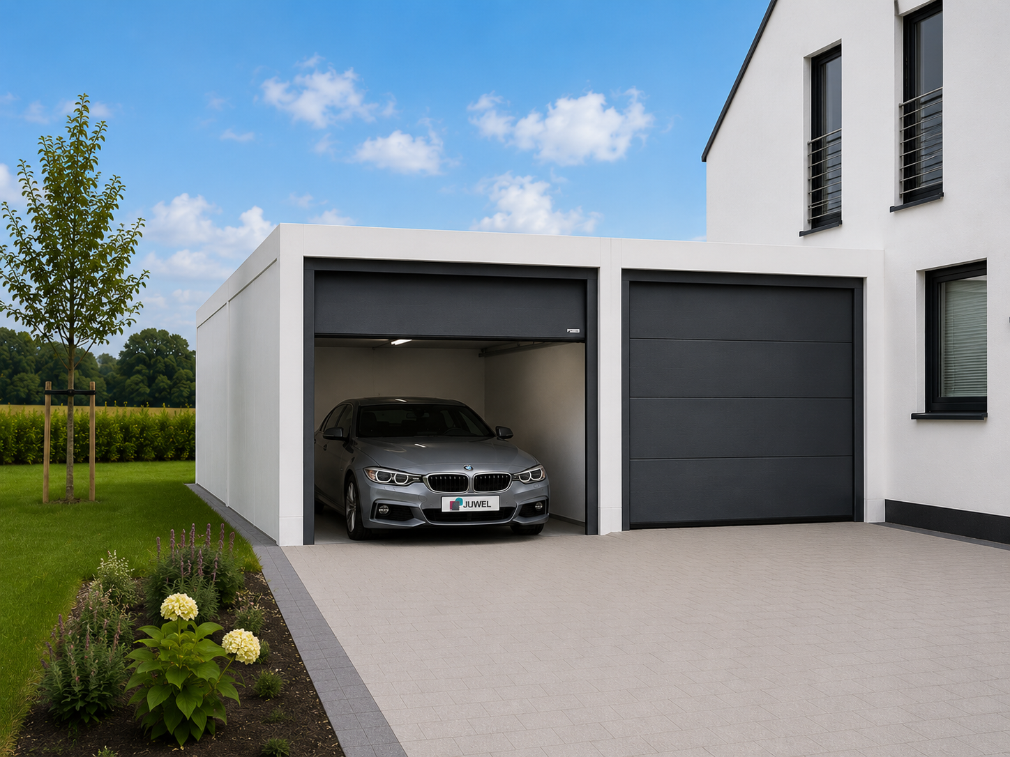 Graues Auto in einer modernen Doppelgarage vor einem weißen Haus mit Garten.
