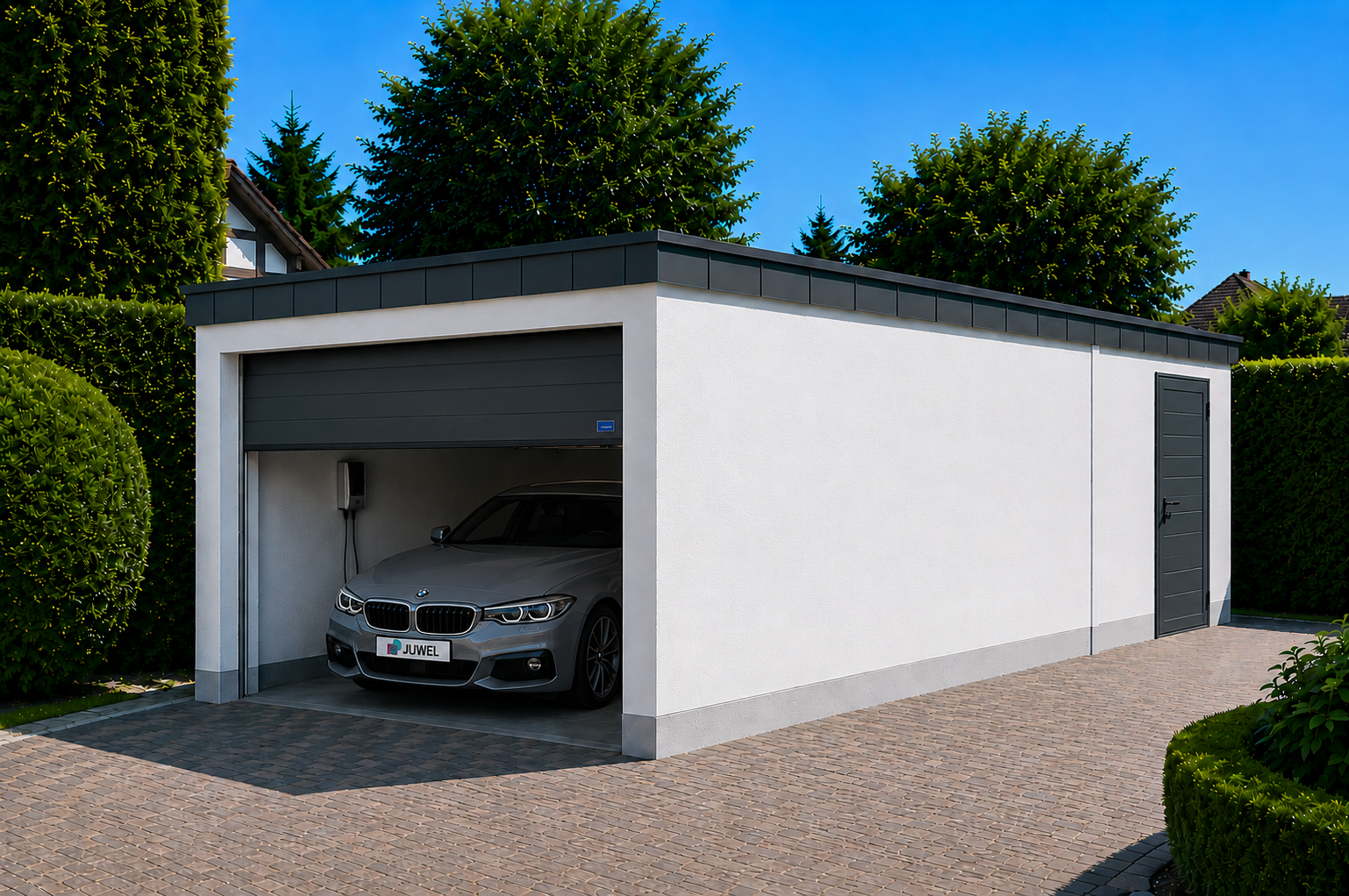 Grauer BMW steht in einer weißen Garage mit grauen Akzenten. Gepflasterte Einfahrt, Hecken im Hintergrund, blauer Himmel.