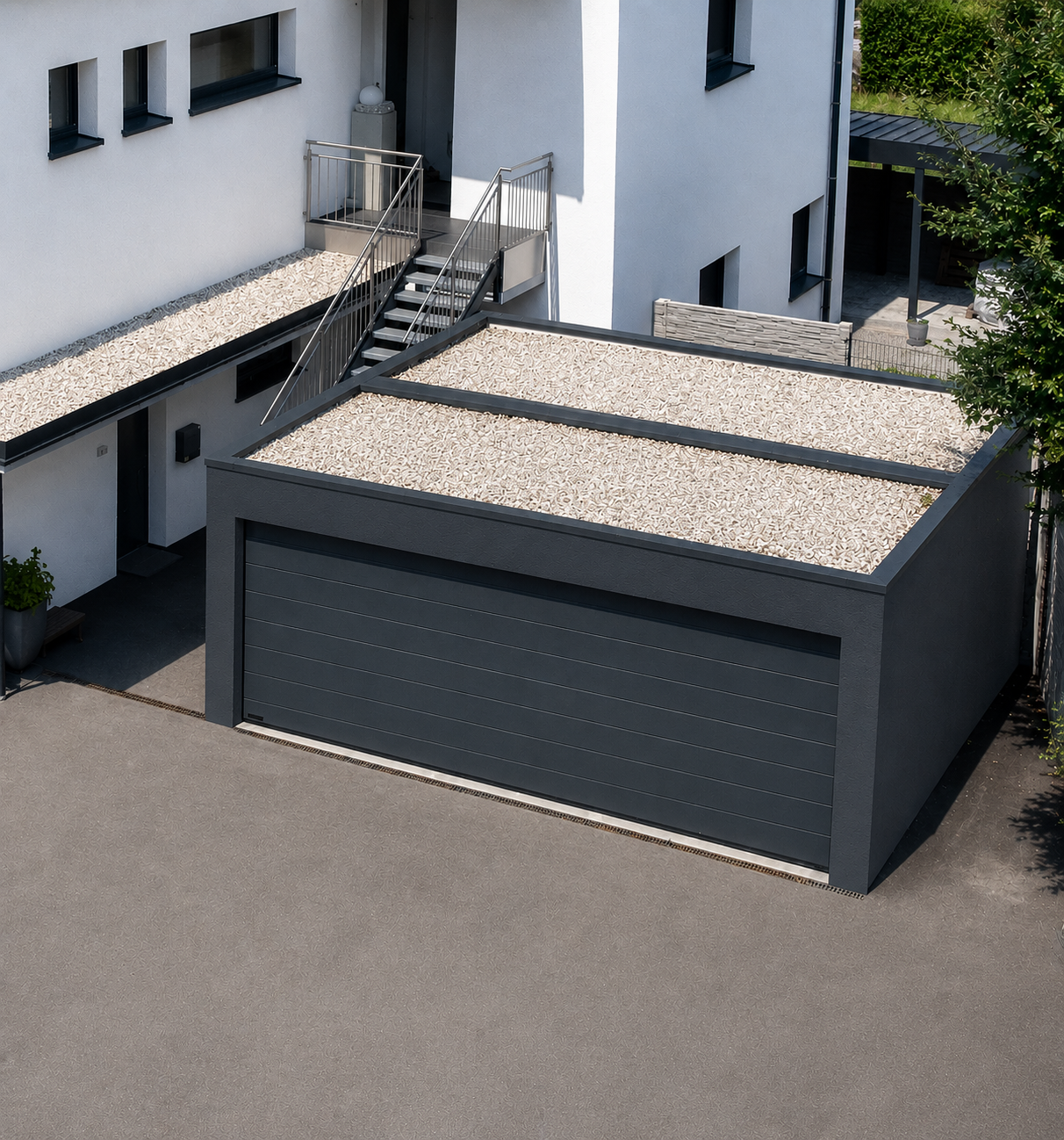 Modernes Haus mit Flachdach-Garage, begrünt mit Kies. Treppe zum Hauseingang. Asphaltauffahrt.