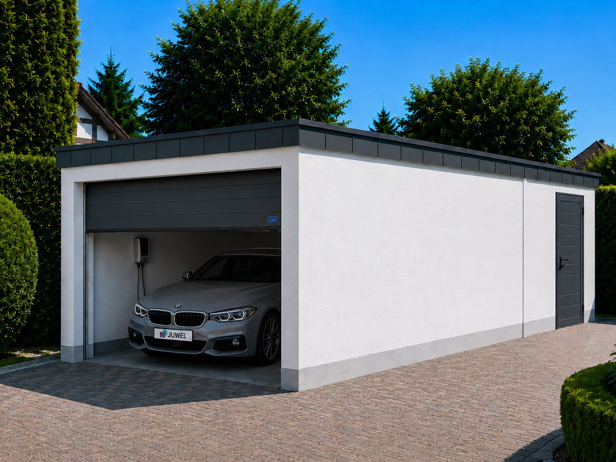 Grauer BMW steht in einer weißen Garage mit grauen Akzenten. Gepflasterte Einfahrt, Hecken im Hintergrund, blauer Himmel.