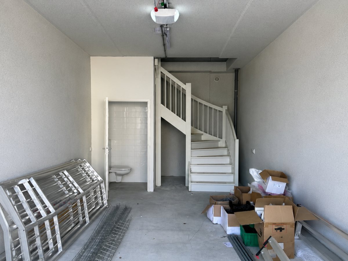 Innenraum, Treppe, Sanitärraum, Regale und Kartons in einem Lagerraum.