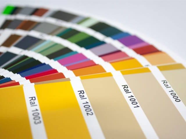 Farbpalette mit verschiedenen Farbtönen, darunter Gelb-, Beige- und Brauntöne. RAL-Farbcodes sind sichtbar.