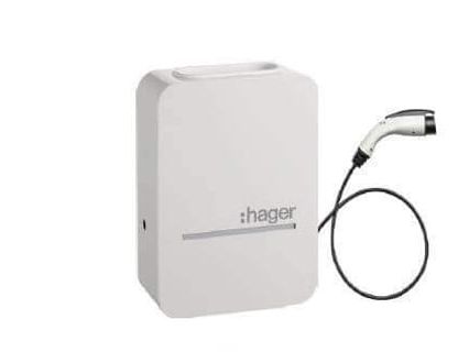 Weiße Wallbox mit angebrachtem Ladekabel für Elektrofahrzeuge. Herstellerlogo 'Hager'.