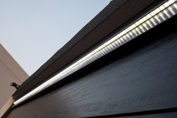 Nahaufnahme einer LED-Leuchtleiste unterhalb des Garagensturzes, bietet unauffällige, aber effektive Beleuchtung für die Garage.
