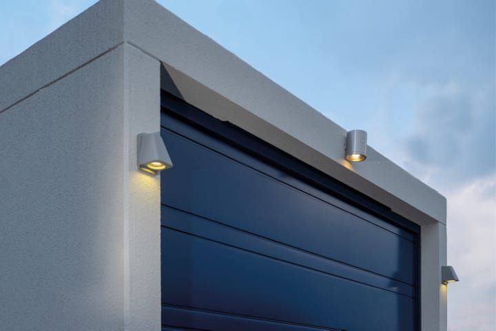 Außenansicht einer modernen Fertiggarage mit LED-Leuchtleisten, die für eine optimale Beleuchtung und Sicherheit sorgen.