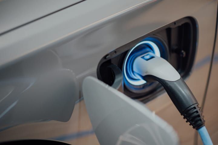 Elektroauto wird über eine Ladestation in einer Garage aufgeladen, zeigt ein bequemes und sicheres Laden zu Hause.