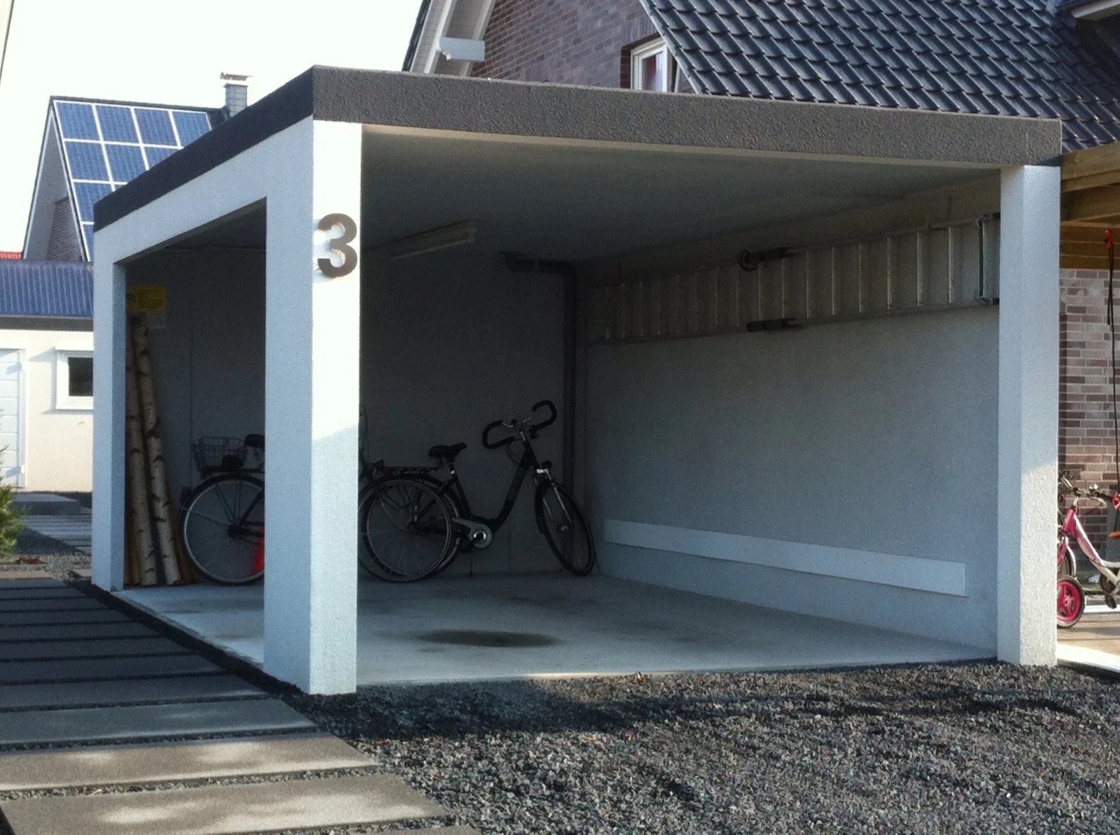 Freistehendes JUWEL Carport mit Flachdach – Ideal als Schutz für Autos und Gartengeräte, formschön und widerstandsfähig gegen alle Witterungseinflüsse.