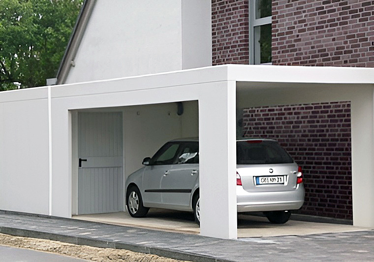 Stahlbeton-Einzelcarport mit Dachrinne – Langlebiges Einzelcarport, das zuverlässig Autos und Fahrräder schützt, mit Dachrinne für kontrollierte Wasserableitung.